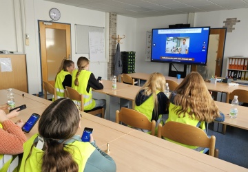 Ein paar der Schülerinnen befinden sich gerade im Schulungsraum der Lehrlingsausbildung und absolvieren ein Quizz.