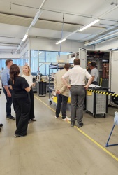Die Gäste beim Firmenrundgang im Bereich Schaltschrankbau