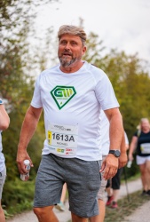 Einer unser Walker auf der Strecke - er lächelt in die Kamera