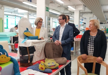 Die Gäste beim Rundgang im Geschäftsfeld Textil - auch zu sehen Produkte, wie Gewichtskissen, Taschen, Stühle mit Hussen, neu gepolsterte Stühle usw.