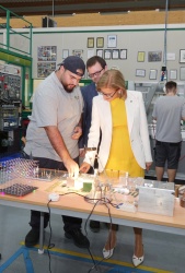 Die Gäste beim Firmenrundgang in der Lehrwerkstätte