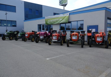 Oldtimer Traktoren stehen vor eine Halle