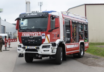 EIn großes rotes Feuerwehrauto