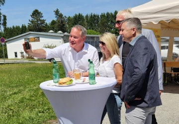 Vier Gäste machen gerade ein Selfie zusammen.