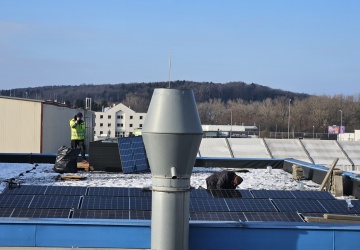 Elektrofachfirma bei der Montage der PV-Module