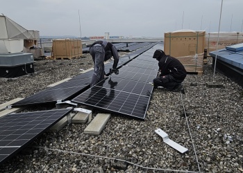 Die Elektrofachfirma bei der Montage der PV-Module
