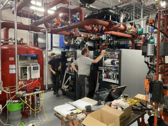 Installationsarbeiten in der Heizzentrale