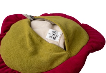 Auf dem Foto sieht man das Gewichtskissen Sunny (Blume) mit geöffnetem Reißverschluss, um den innenliegenden Gewichtsbeutel zu sehen