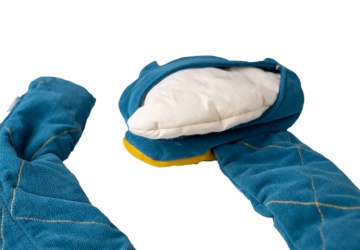 Auf dem Foto sieht man einen Teilausschnitt von dem Gewichtskissen Lilu (Schlange), wo das Kopfkissen zum Teil herausgenommen ist.