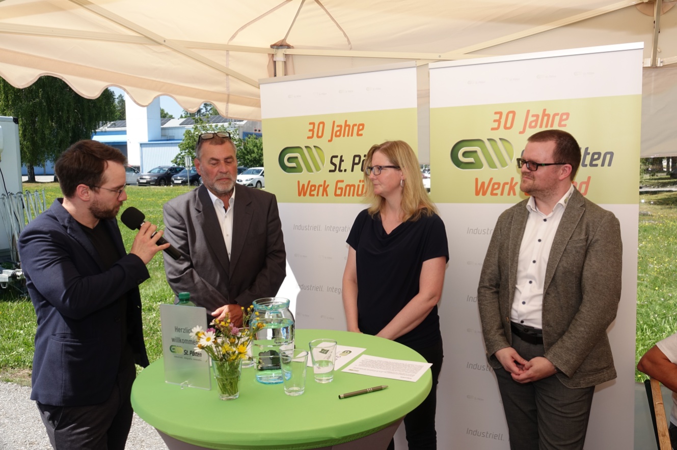 Andeas Onea bei der Moderation mit den Ehrengästen im Interview.