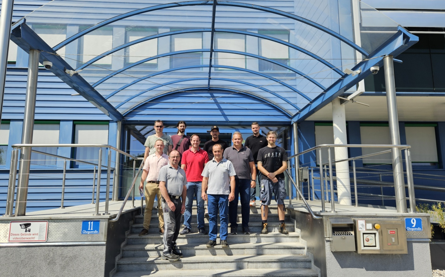 Gruppenfoto mit den Professionisten und GW Ansprechpartnern vor dem Haupteingang