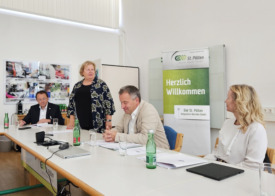 Begr&uuml;&szlig;ung durch AR-Vorsitzende LH-Stv. a.D. Heidemaria Onodi &ndash; am Foto weites zu sehen Dr. Johannes Kopf und Karmen Frena
