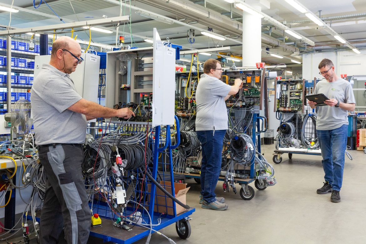 Mitarbeiter*innen bei der Prüfung von Schaltschränken für Schindler