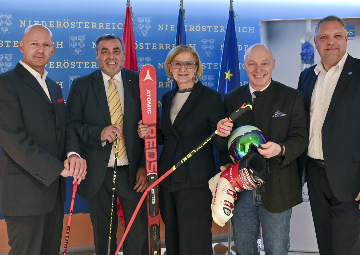 Gruppenfoto der Vertreter*innen von Seiten ecoplus.NÖ mit Landeshauptfrau Johanna Mikl-Leitner sowie dem GW-Geschäftsführer Gerhard Nachförg