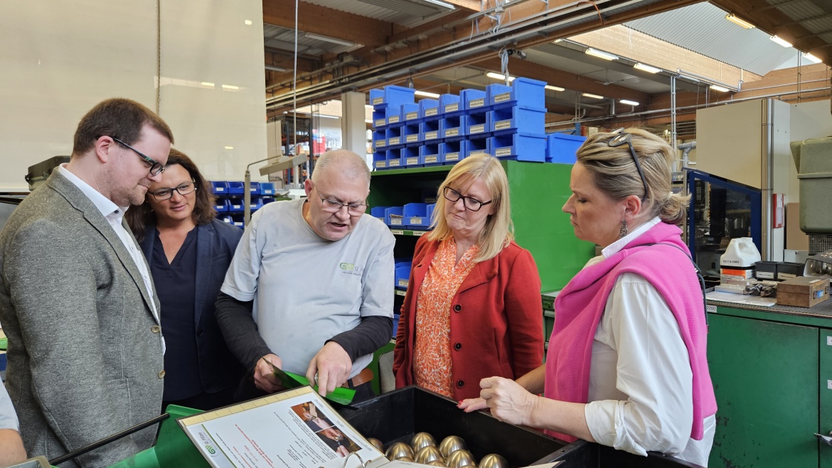 Auf dem Foto sehen Sie Landesrätin Rosenkranz beim Firmenrundgang in der Lehrlingsausbildung gemeinsam mit Vertreter*innen vom AMS sowie der GW St. Pölten.