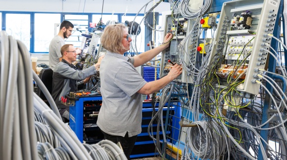 Mitarbeiter*innen bei der Fertigung von Schaltschränken