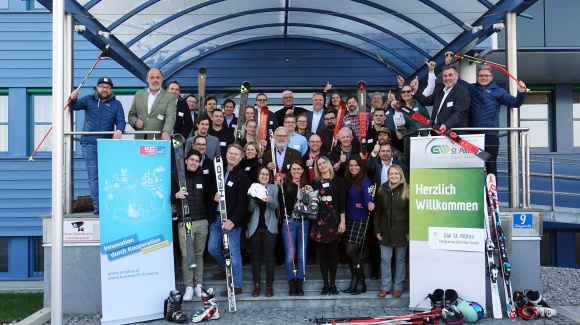 Gruppenfoto vom Projekt-Team WINTRUST vor dem Haupteingang der GW St. Pölten