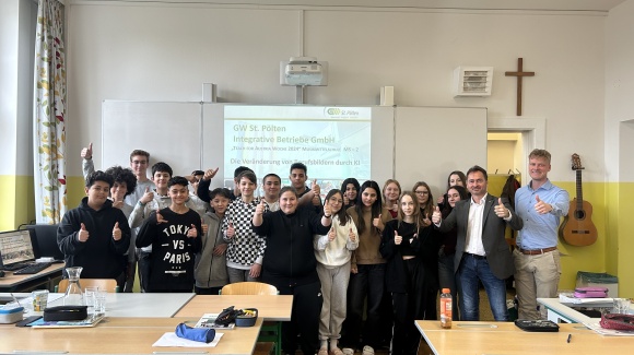 Gruppenfoto mit einer Klasse in der Mittelschule St.Pölten gemeinsam mit Geschäftsbereichsleiter Christian Trinko und unserem Lehrling