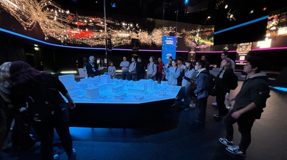 Gruppenfoto der Lehrlinge und Erwachsenen auf einer Treppe im Haus der Digitalisierung