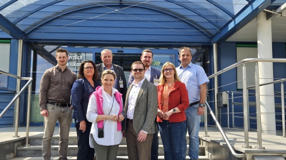 Gruppenfoto von den Besucher*innen mit Vertreter*innen der GW St. Pölten