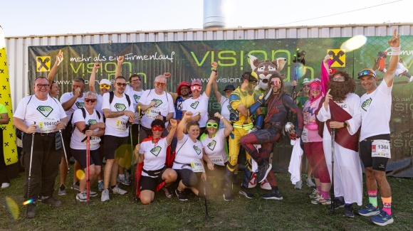 Gruppenfoto unserer Mitarbeiter*innen, die beim Vision Run mitgemacht haben - teilweise dem Motto "GW-Held*innen" entsprechend verkleidet