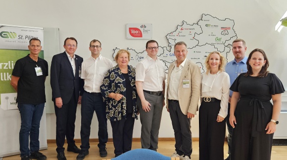 Gruppenfoto beim AMS-Besuch mit AMS-Vorsitzenden Dr. Johannes Kopf, Stv. Landesgesch&auml;ftsf&uuml;hrerin Karmen Frena, Stv. Leiter AMS St. P&ouml;lten Michael Steiner, Gesch&auml;ftsf&uuml;hrer Michael W&ouml;lfl, AR-Vorsitzende Heidemaria Onodi, B&uuml;rgermeister Matthias Stadler, Betriebsratsvorsitzender Matthias Withalm und Prokuristin und Bereichsleiterin Personal & Recht Katrin Springsholz