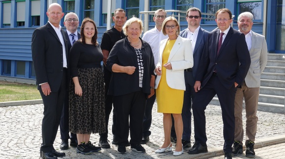 Gruppenfoto beim Besuch mit Landeshauptfrau Johanna Mikl-Leitner, Gesch&auml;ftsf&uuml;hrer Michael W&ouml;lfl, AR-Vorsitzende Heidemaria Onodi, B&uuml;rgermeister Matthias Stadler, Betriebsratsvorsitzender Matthias Withalm, Prokurist und Gesch&auml;ftsfeldleiter Metall-Elektro Mario Schuh, Prokuristin und Bereichsleiterin Personal & Recht Katrin Springsholz, DI Claus Zeppelzauer (ecoplus.N&Ouml;), Mag. Viktor Steinkellner (Land N&Ouml; - GS5)