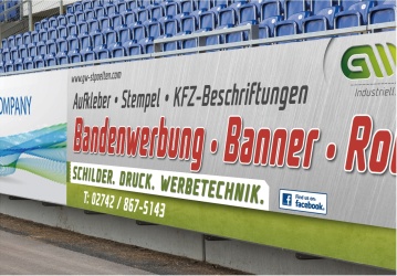 Ansicht einer Bandenwerbung bei einer Tribüne