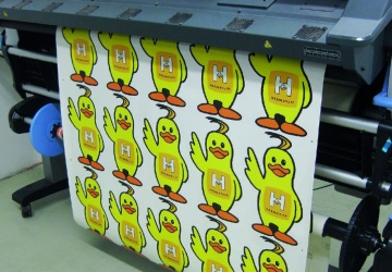 Druckbogen mit vielen Enten kommt aus einer Druckmaschine