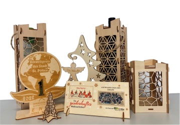 Verschiedene, aus Holz gefertigte Geschenkartikel vor weißem Hintergrund