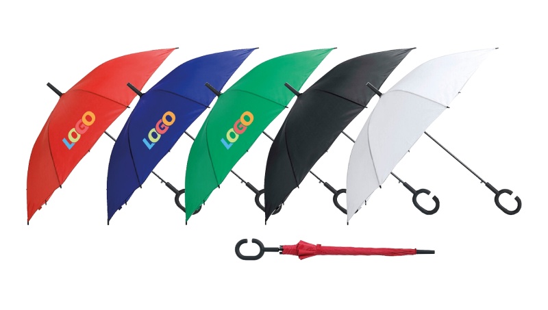 5 aufgespannte und 1 zusammengeklappter Regenschirm in verschiedenen Farben auf weißem Untergrund