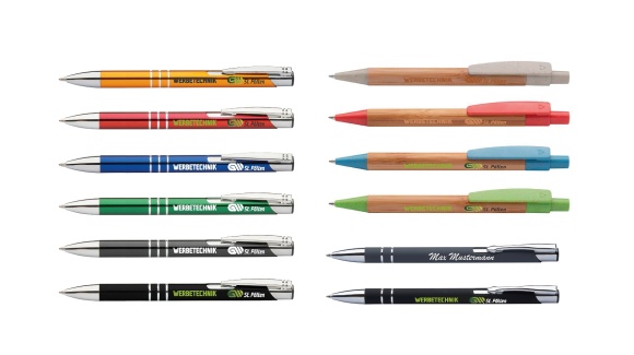 12 unterschiedliche Kugelschreiber auf weißem Untergrund