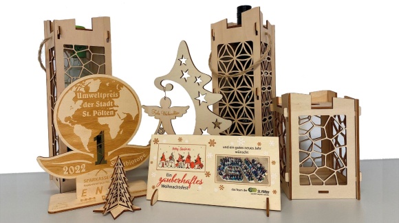 verschiedene, aus Holz gefertigte Boxen, Karten, Aufsteller, Trophäen