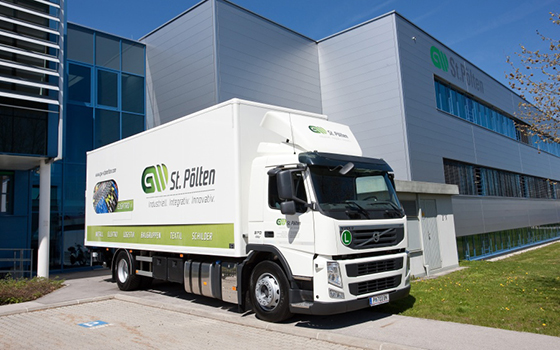 Ein LKW der GW St. Pölten vorm Firmengebäude